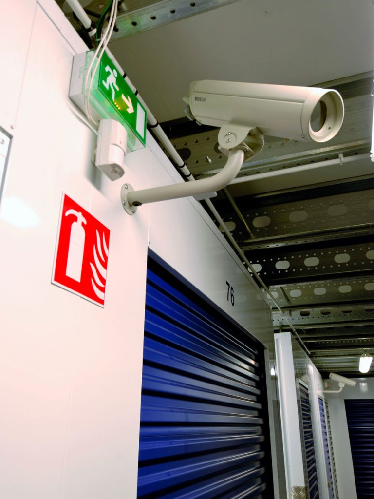 Caméra de vidéosurveillance dans les entrepôts de libre stockage de Fraisseix